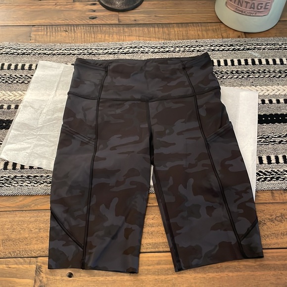 LULULEMON BIKE SHORTS - Picture 4 of 8